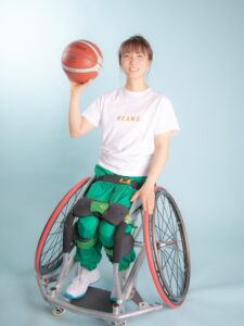 車椅子バスケの女性